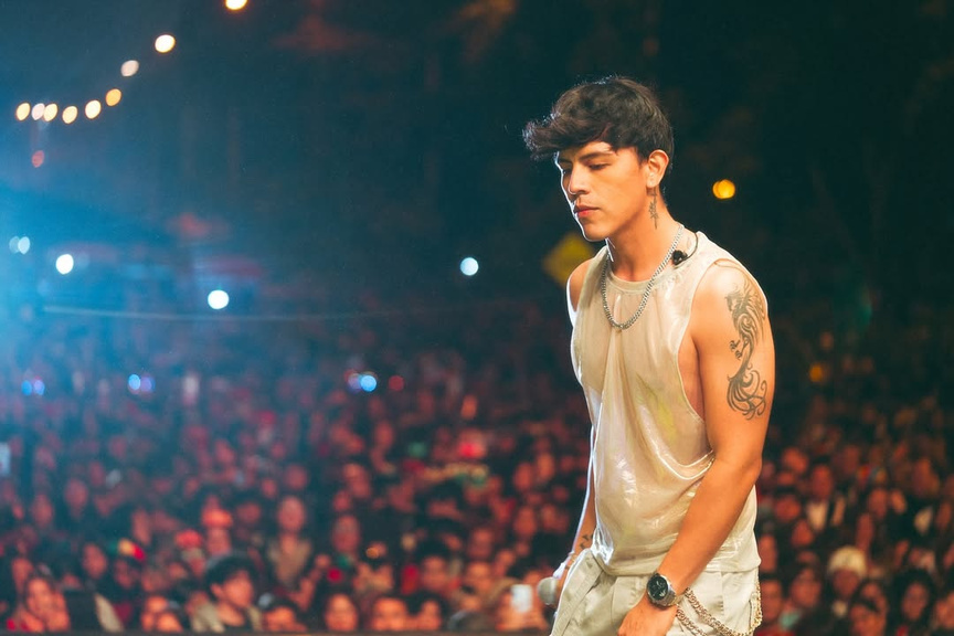 Ray Torres frente al público durante Pride 2025 en Lima