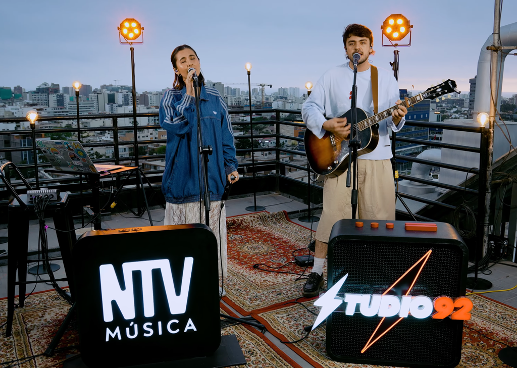 Maca y Gero durante Studio Sessions en una azotea de Lima, al atardecer